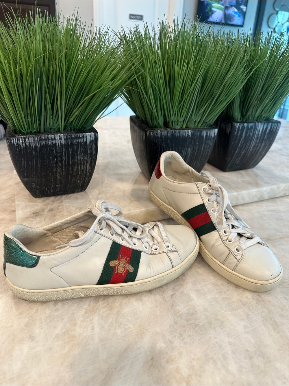 White GUCCI Leather Women's Sneakers with Green & Red Stripe 36 or size 6